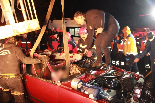 Dereye uçan otomobilin şoförü hayatını kaybetti